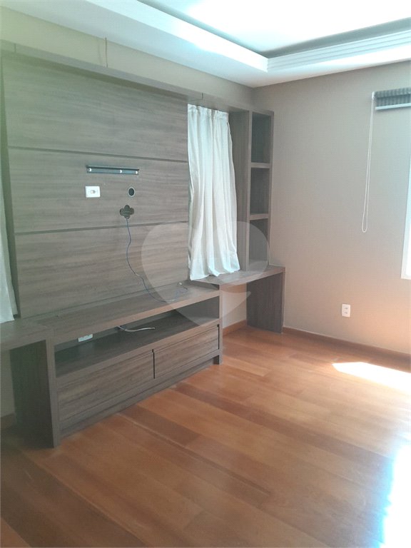 Casa à venda ou para alugar com 4 suítes em Chácaras São Carlos, Cotia, SP