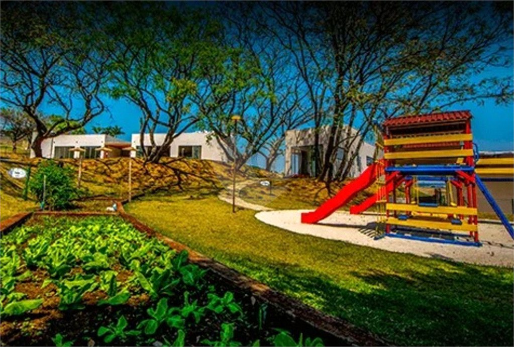 Casa à venda com 3 quartos, sendo 2 suítes,  no condomínio Arboretum, Vinhedo - SP