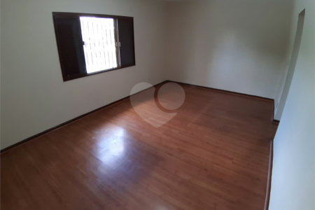 Sobrado à venda com 4 quartos, sendo 1 suíte, em Vila Gomes, São Paulo, SP