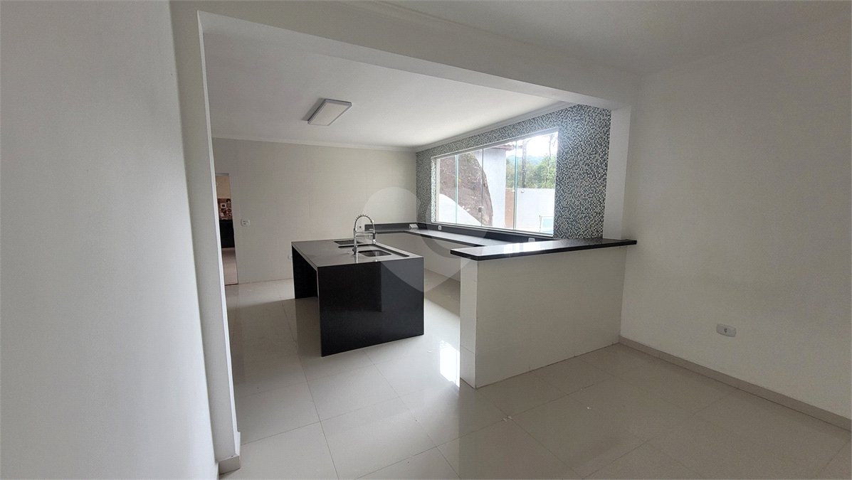 Casa à venda com 4 quartos, sendo 1 suíte, no condomínio Parque Suiça, Caieiras - SP