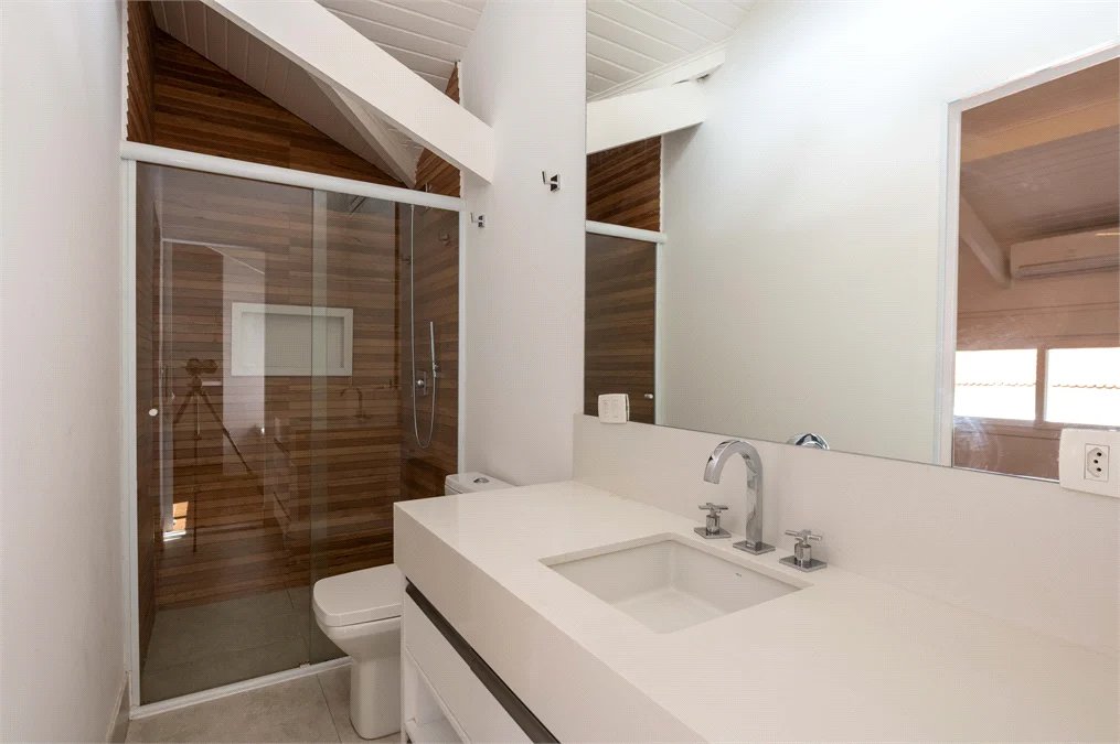 Casa à venda com 6 quartos, sendo 4 suítes,  em Morumbi, São Paulo, SP