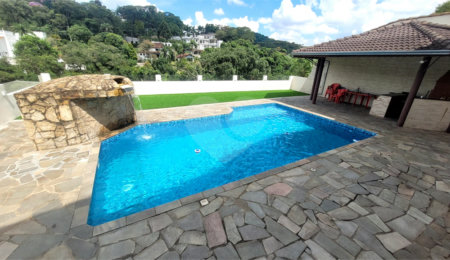 Casa à venda com 5 quartos, sendo 3 suítes,  no condomínio Alpes da Cantareira, Mairiporã - SP