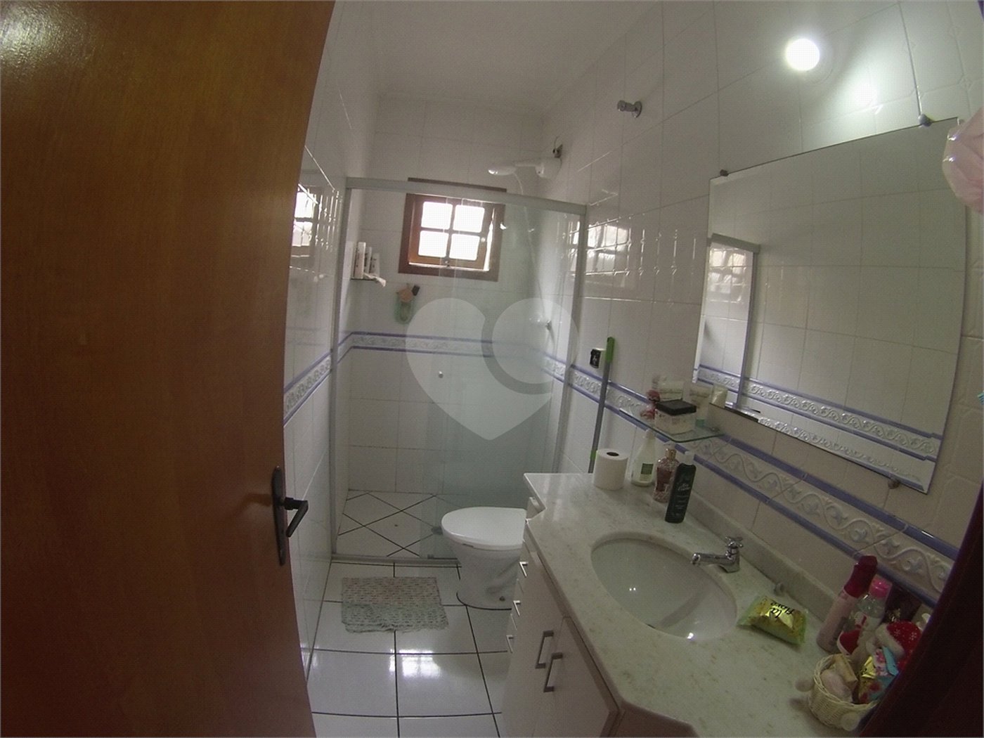 Sobrado com 4 quartos sendo 2 suítes.