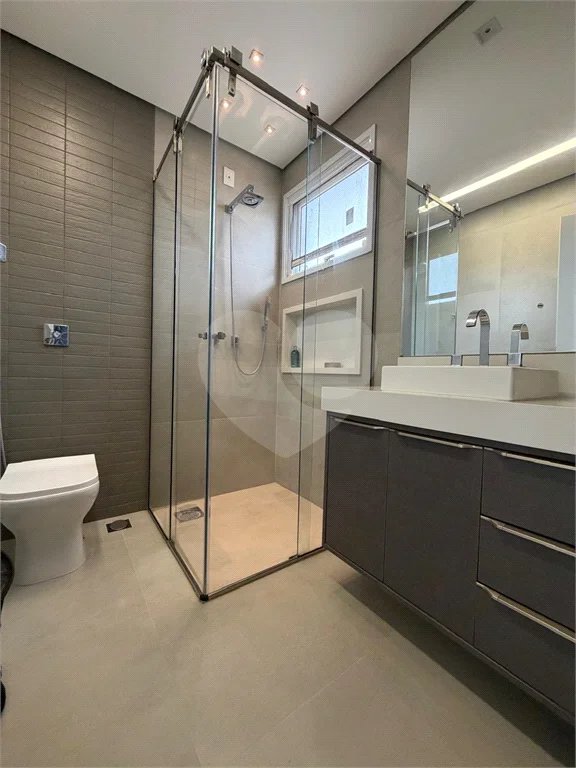 Casa de alto padrão em condomínio exclusivo com 4 suítes