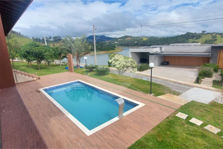 Casa à venda com 3 suítes no condomínio Riviera dos Pássaros, Joanópolis - SP