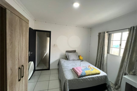 Sobrado à venda com 3 quartos, sendo 1 suíte, em Lopes de Oliveira, Sorocaba, SP