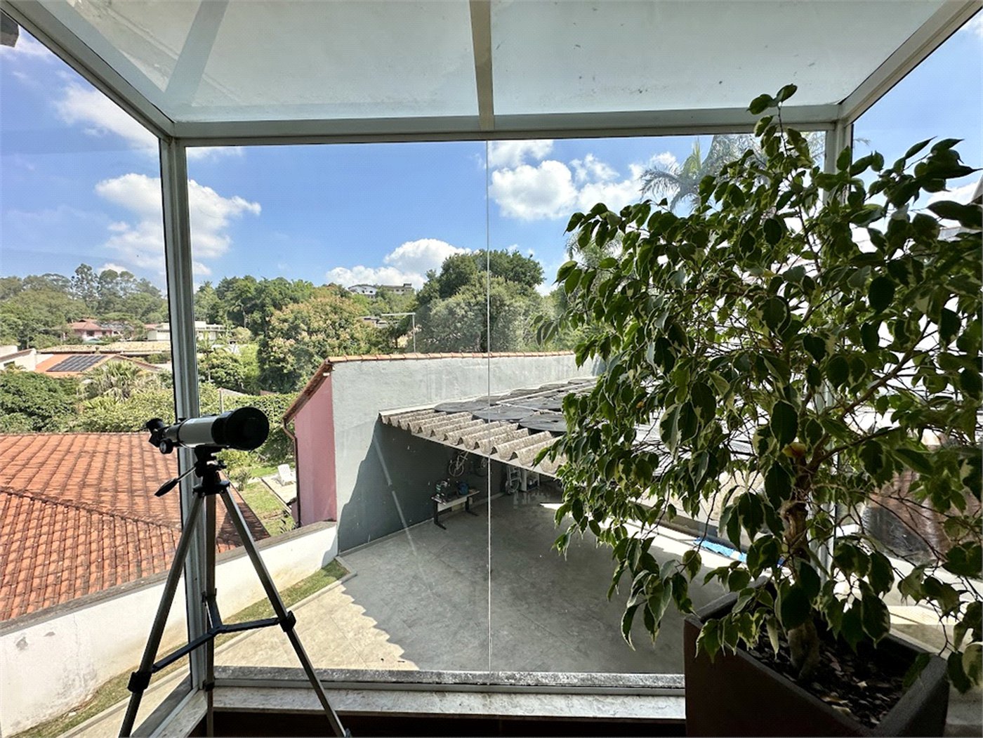 Casa à venda com 4 quartos, sendo 2 suítes,  no condomínio Granja Vianna II, Cotia - SP