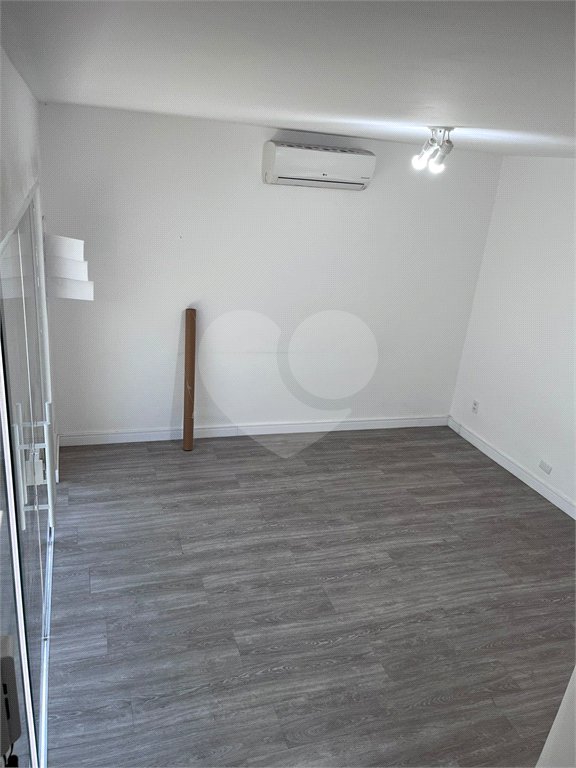 Sobrado à venda com 3 quartos em Parada Inglesa, São Paulo, SP