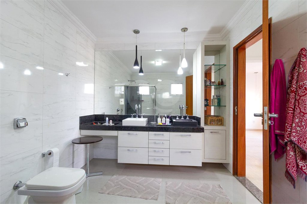 Casa Sobrado à venda com 342 m², 3 dormitórios, sendo 2 suítes, 4 vagas na Vila Mariana - São Paulo.
