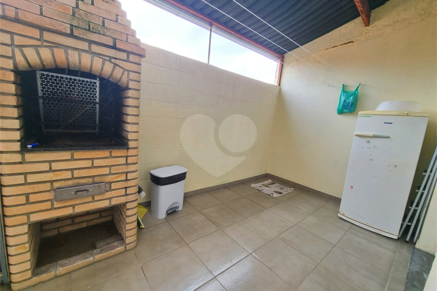 Casa à venda com 3 quartos, sendo 1 suíte, no condomínio Village St. Louis, São Paulo - SP