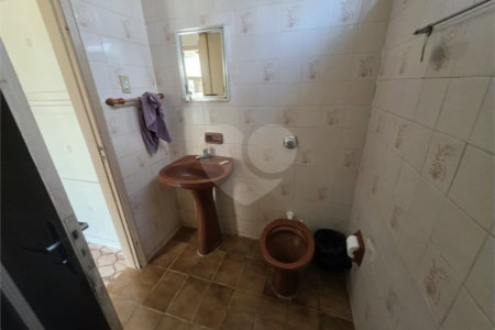 Casa térrea à venda com amplo quintal e grande potencial na Vila Nery