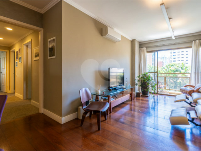 Apartamento à venda com 3 quartos, sendo 1 suíte,  em Moema, São Paulo, SP
