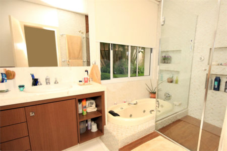 Casa Térrea à venda com 4 quartos, sendo 2 suítes, em Interlagos, São Paulo, SP