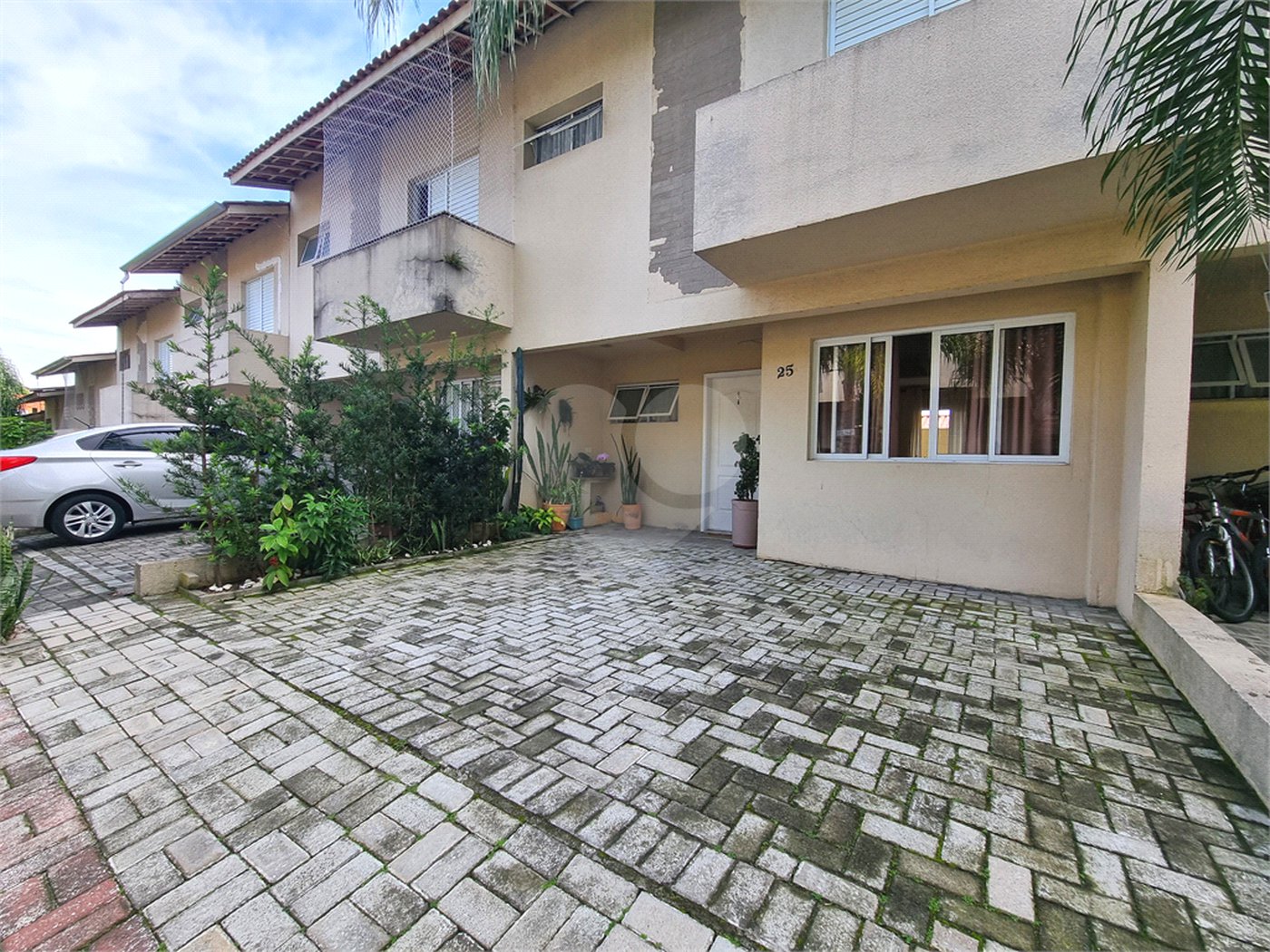 Casa à venda com 3 quartos, sendo 1 suíte, no condomínio Village St. Louis, São Paulo - SP