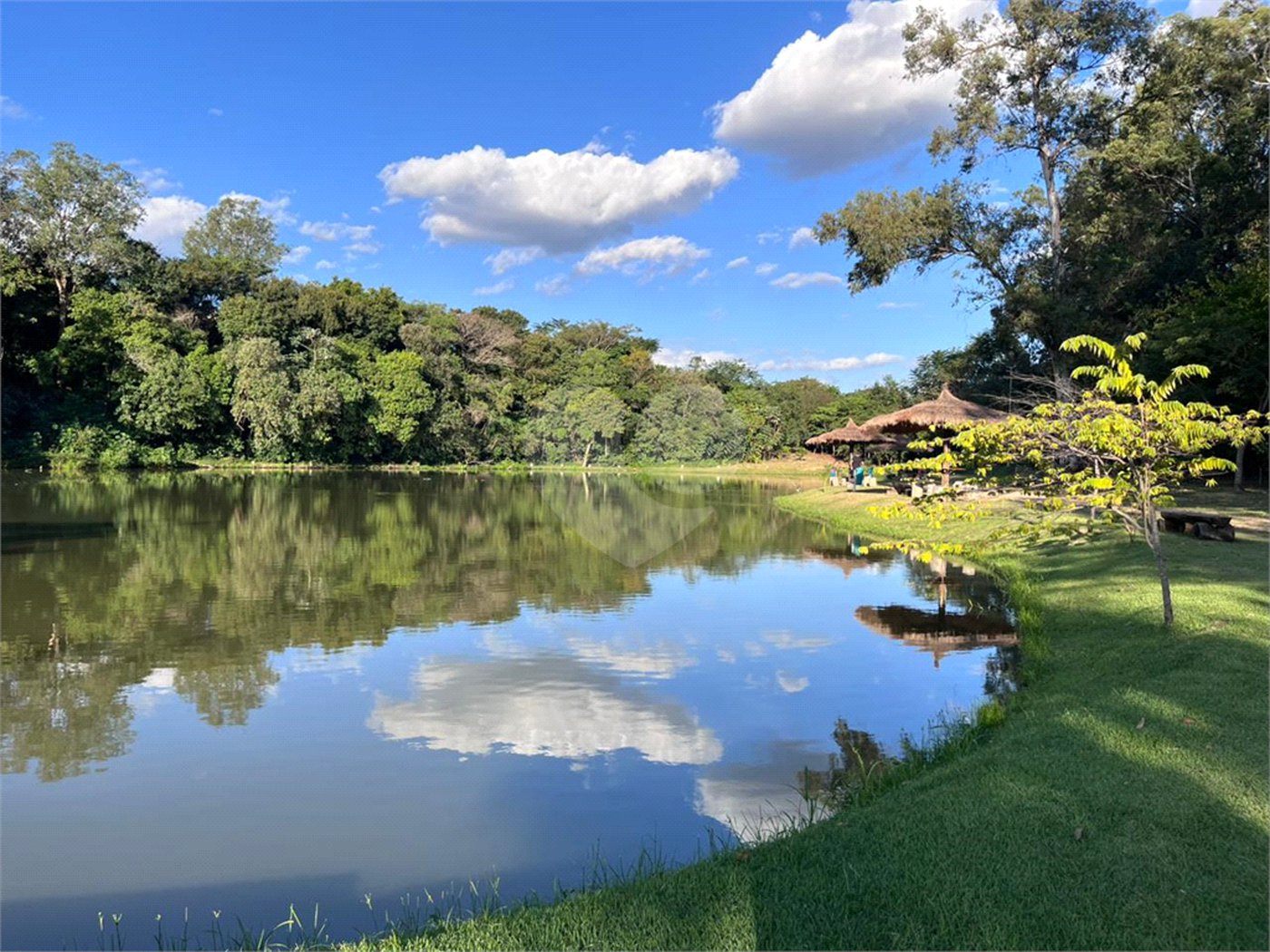 Casa à venda com 3 quartos, sendo 1 suíte, no condomínio Jardim Laguna, Indaiatuba - SP