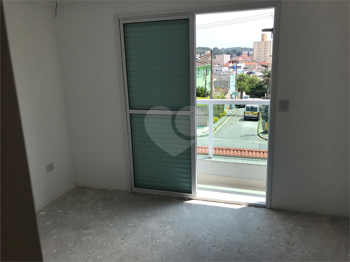 Casa à venda com 3 quartos, sendo 1 suíte, no condomínio Parque Vitória, São Paulo - SP