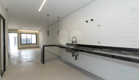 Sobrado à venda com 3 quartos, sendo 1 suíte,  em Vila Gumercindo, São Paulo, SP