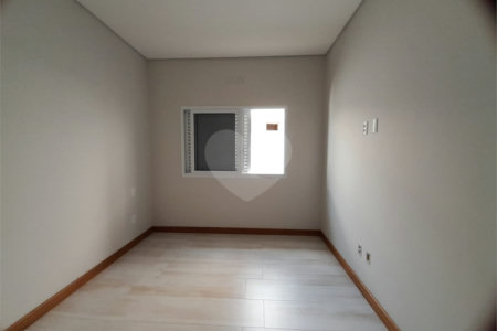 Belíssima Casa à Venda no Condomínio Damha IV