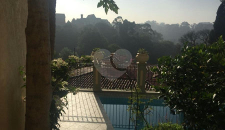 Casa à venda com 5 quartos, sendo 4 suítes, no condomínio Jardim Vitória Régia, São Paulo - SP