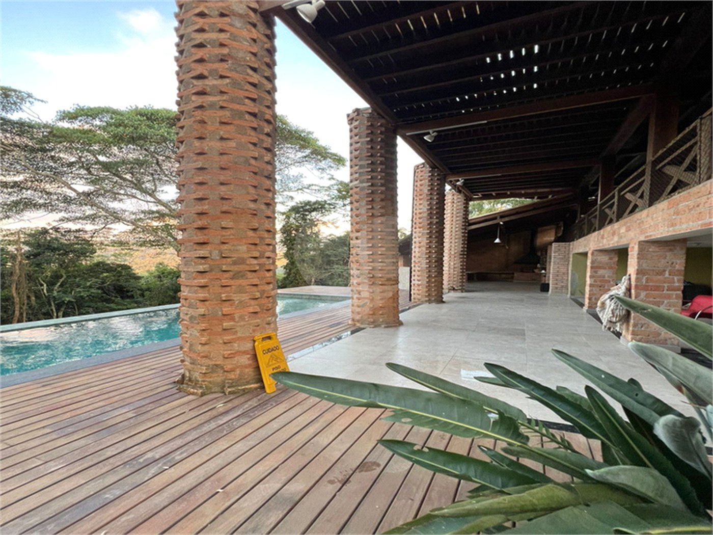 Casa à venda com 3 quartos, sendo 1 suíte,  no condomínio Alpes da Cantareira, Mairiporã - SP