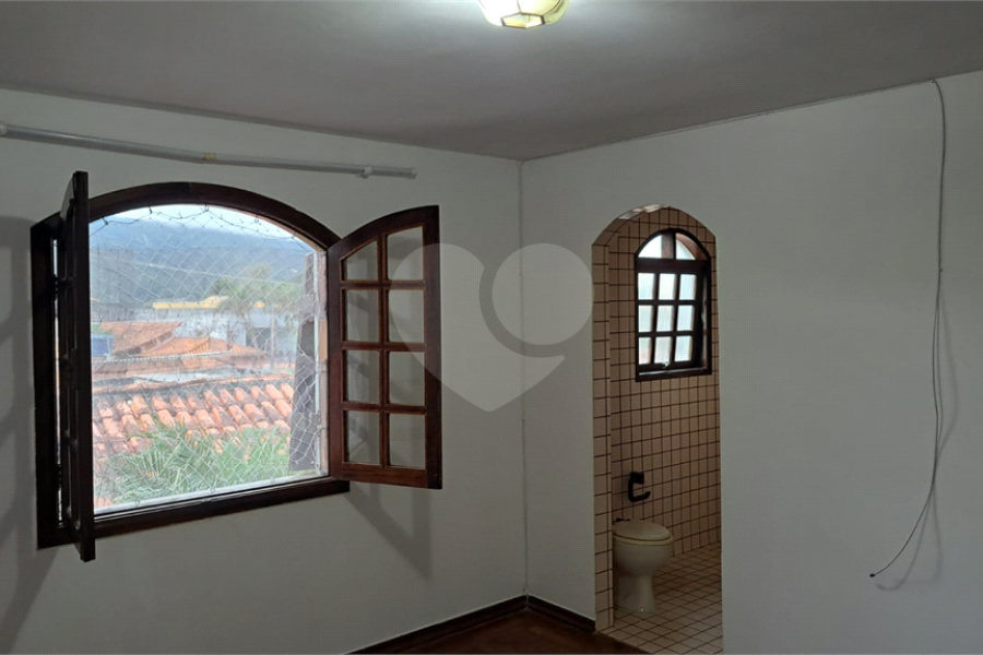 Sobrado à venda com 3 suítes em Barreiro, Mairiporã, SP