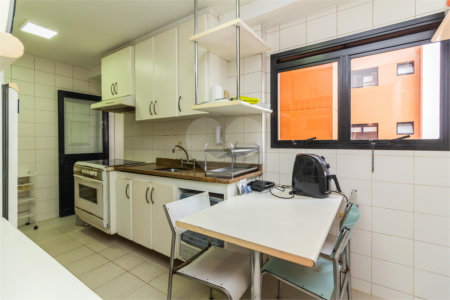 Apartamento à venda com 4 quartos, sendo 3 suítes, em Alto da Lapa, São Paulo, SP