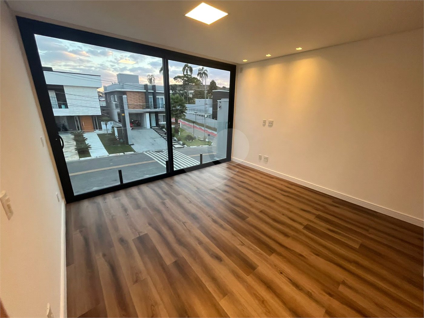 Casa à venda com 4 quartos, sendo 3 suítes, no condomínio Real Park Arujá, Arujá - SP