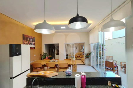 Casa à venda com 2 suítes no condomínio Parque Imperial, Salto - SP