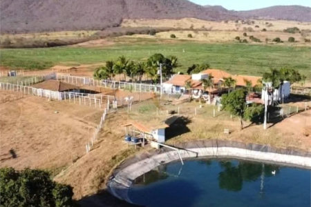 Fazenda à venda com 6 quartos, sendo 1 suíte,  no Centro, Capitão Enéas, MG