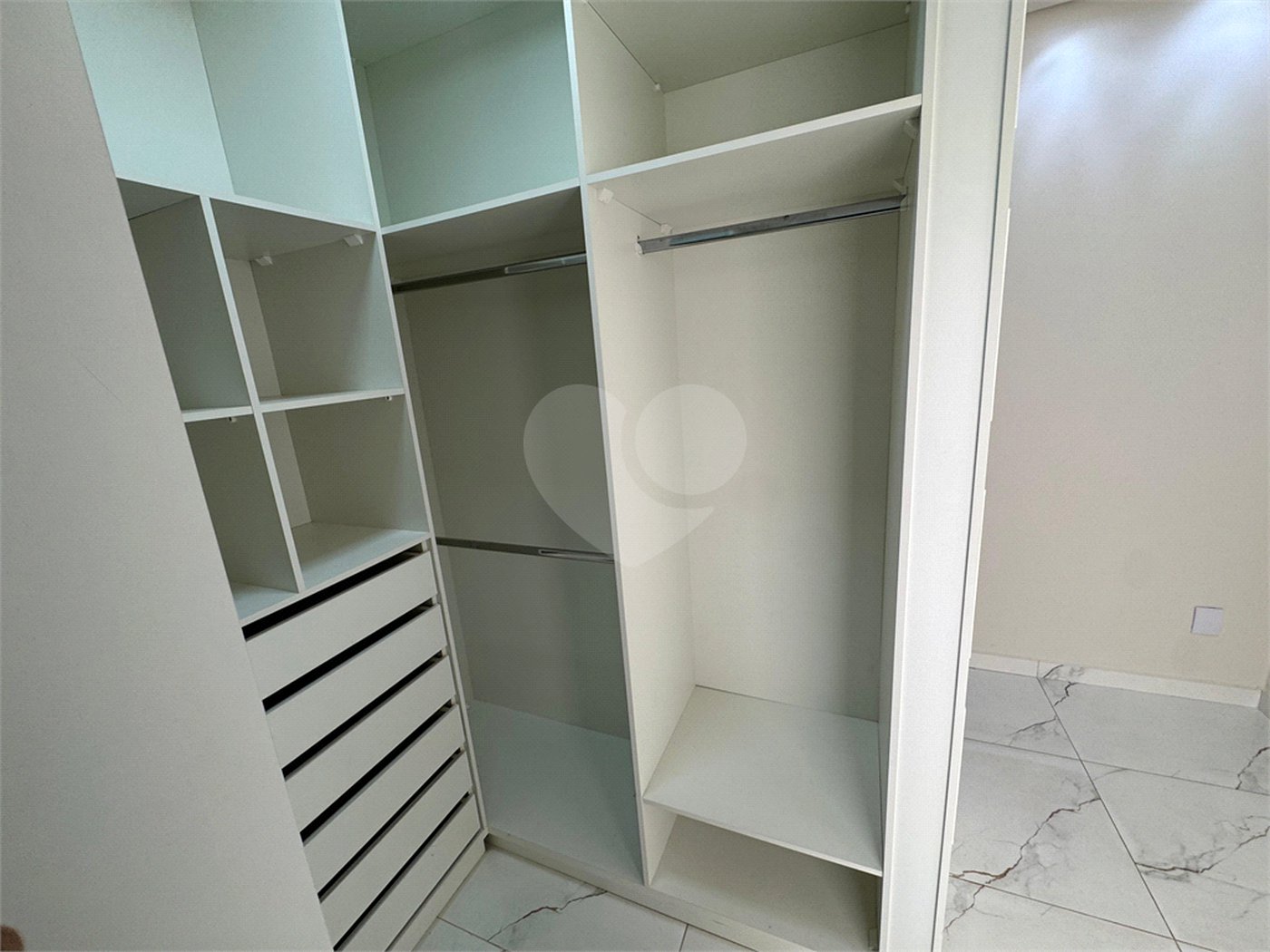 Casa à venda com 5 quartos, sendo 4 suítes, no condomínio Golden Ville, Itapetininga - SP