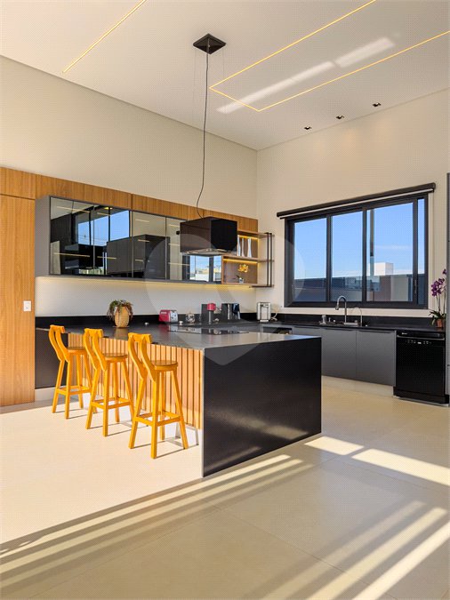 Indaiatuba - Quintas da Terracota - 1252 m² de terreno - casa térrea com 514 m² de área construída -3 vagas de garagem cobertas e 3 descobertas Lavabo - Sala de estar e jantar amplas e integradas - Escritório privativo - Cozinha toda equipada com geladeira, forno, micro-ondas, lava-louças,