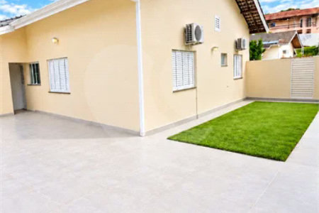 Casa em Condômino com 3 suítes para Locação