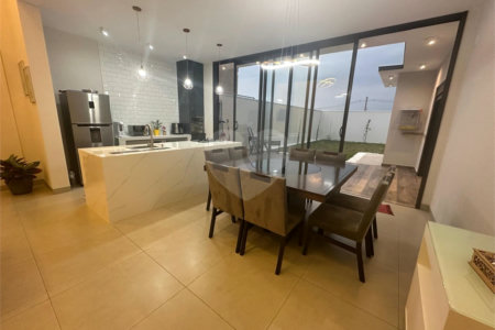 Casa à venda com 4 quartos, sendo 2 suítes, no condomínio Residencial Golden Ville, Itapetininga - SP