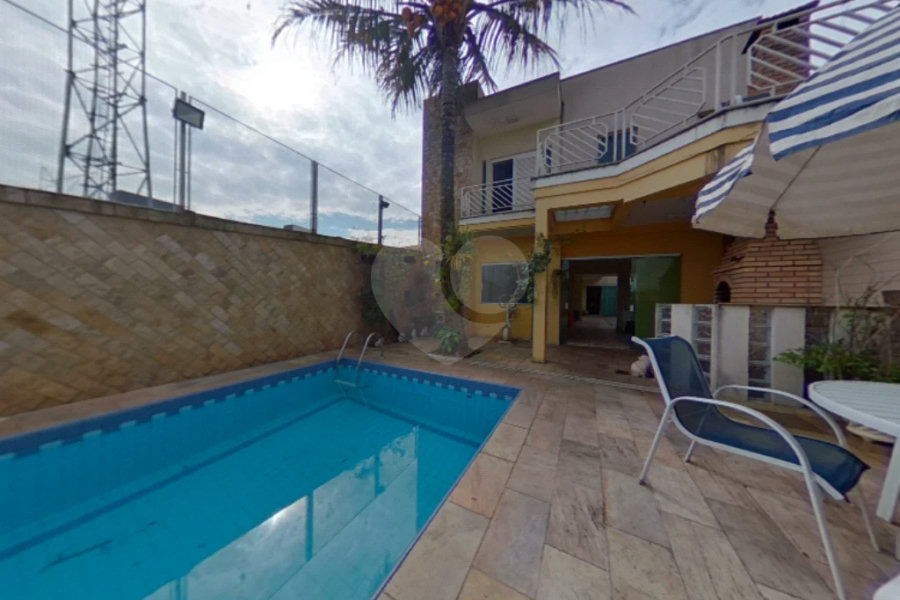 Sobrado próximo ao Metrô Parada Inglesa com piscina