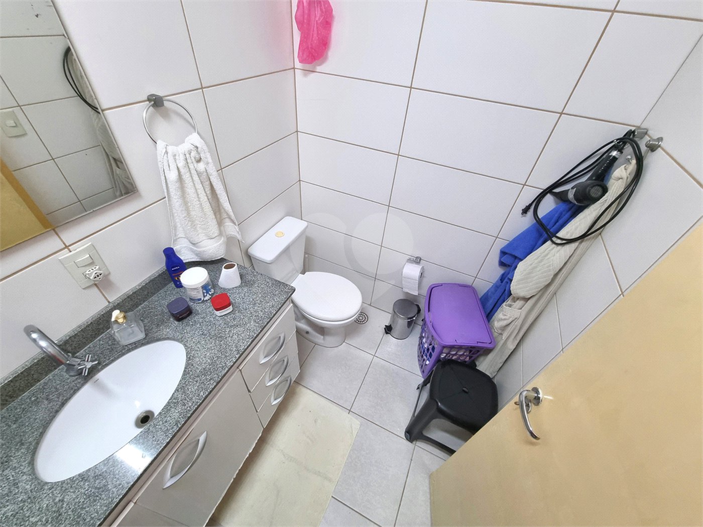 Casa à venda com 3 quartos, sendo 1 suíte, no condomínio Village St. Louis, São Paulo - SP