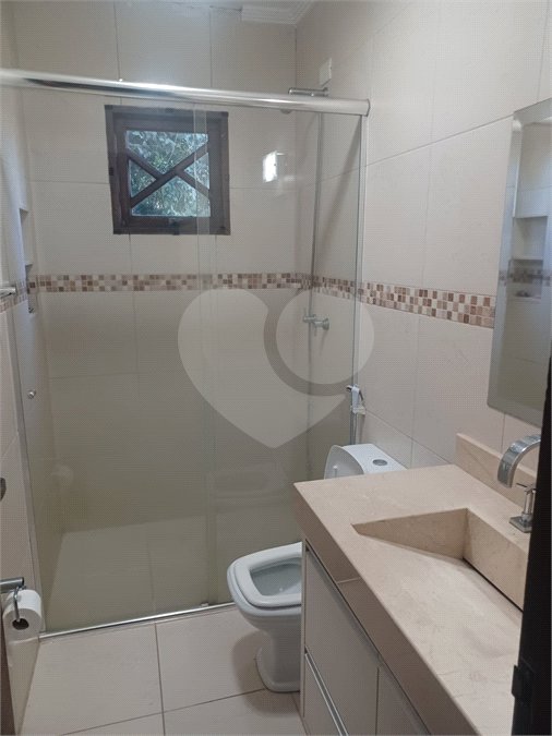 Casa à venda ou para alugar com 3 quartos, sendo 1 suíte, no condomínio Parque Suiça, Caieiras - SP