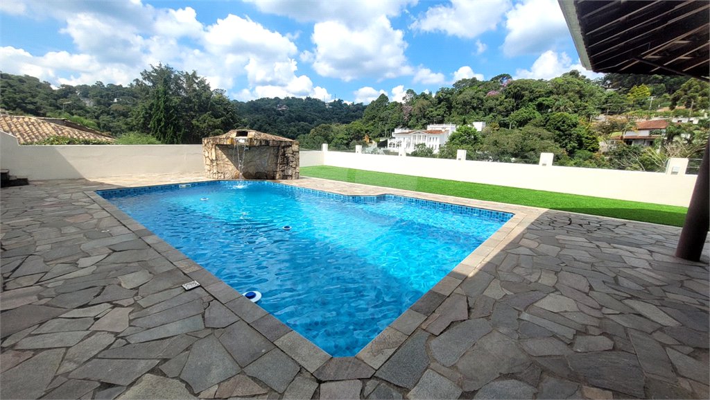 Casa à venda com 5 quartos, sendo 3 suítes, no condomínio Alpes da Cantareira, Mairiporã - SP