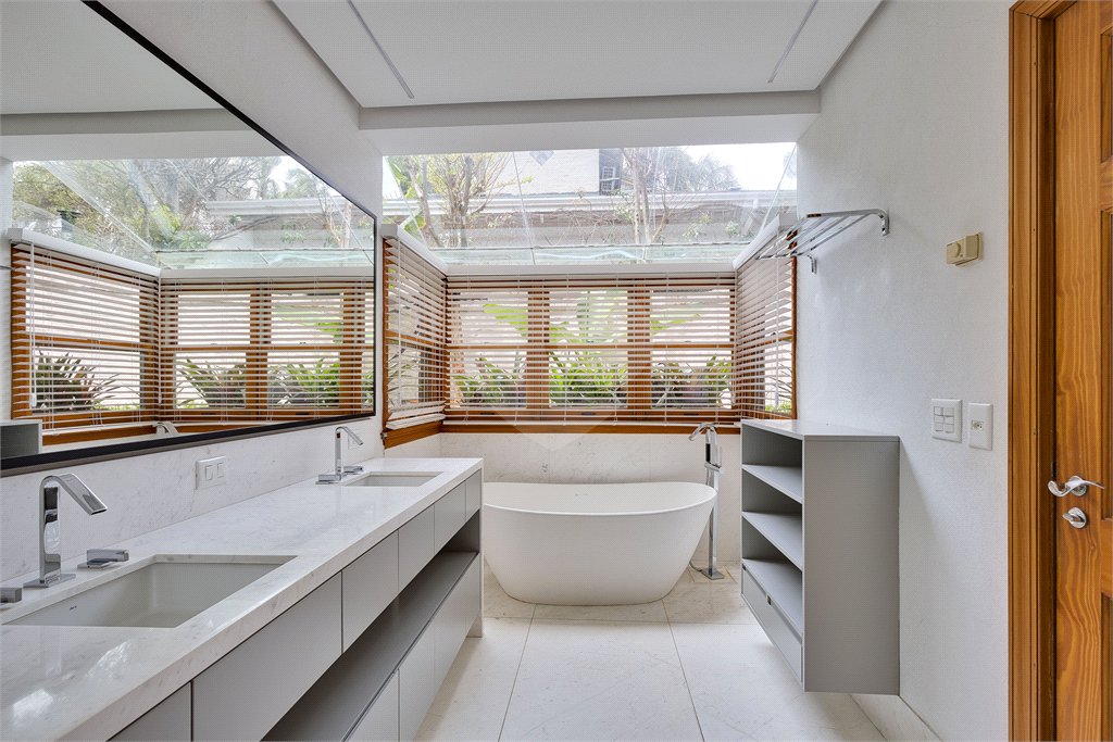 Casa Térrea à venda com 5 quartos, sendo 3 suítes, em Alto da Boa Vista, São Paulo, SP
