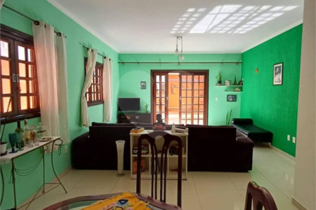 Casa à venda com 4 quartos, sendo 2 suítes,  em Vila Oliveira, Mogi das Cruzes, SP