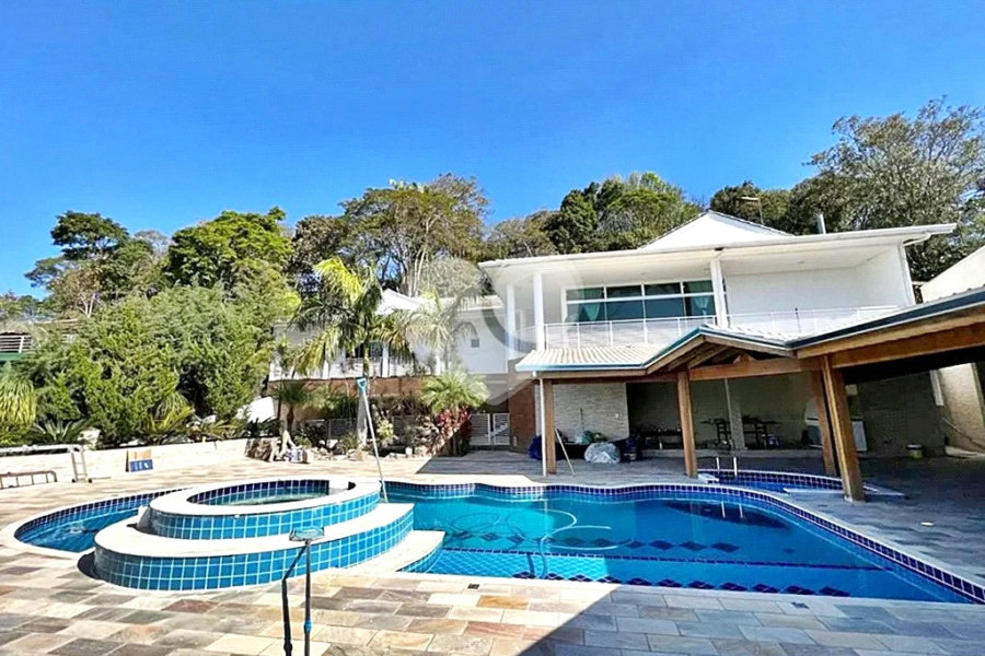 Casa à venda ou para alugar com 4 suítes no condomínio Alpes da Cantareira, Mairiporã - SP