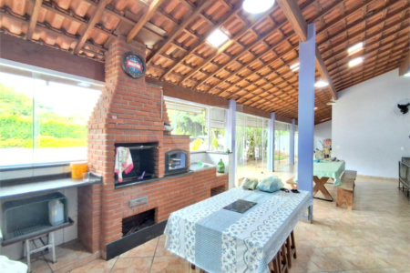 Chácara à venda com 4 quartos, sendo 2 suítes,  no Centro, Araçoiaba da Serra, SP