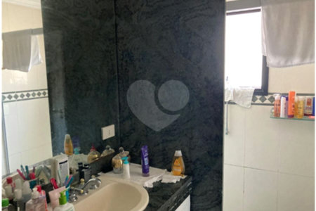 Apartamento à venda com 4 quartos, sendo 2 suítes,  em Moema, São Paulo, SP