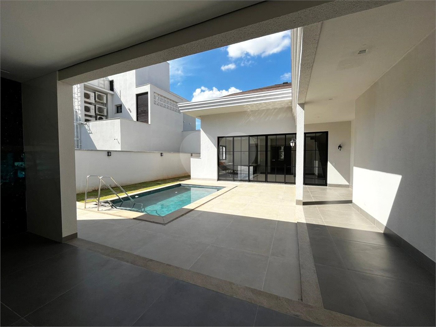 Casa à venda com 4 quartos, sendo 2 suítes,  no condomínio Florais Itália, Cuiabá - MT