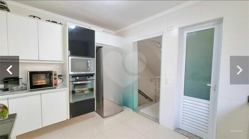 Casa à venda com 3 quartos, sendo 2 suítes, no condomínio Floradas da Serra, São Paulo - SP