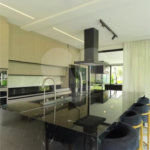 Casa à venda com 4 suítes no condomínio Figueira Garden, Atibaia - SP