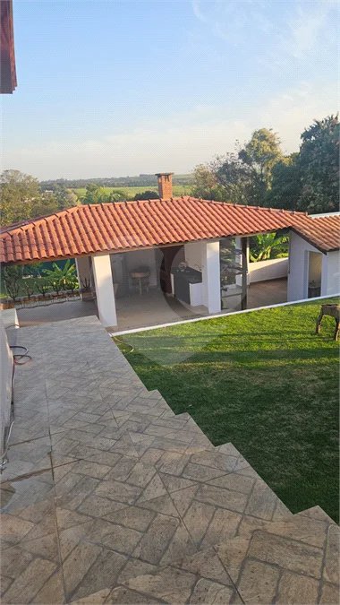 Indaiatuba- condominio Vale das Laranjeiras - Itaici - Terreno 3040,00 ms- construida 220ms - 3 dormitórios, sendo 2 suítes e uma suíte master com closet, além de uma sala ampla com 3 ambientes, Cozinha planejada,, campo de futebol/vôlei, Area de lazer com piscina, espaço gourmet com churrasque