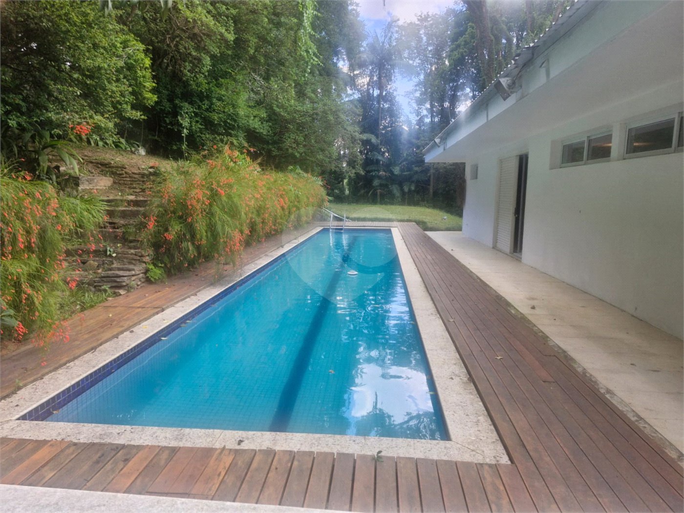 Casa para alugar com 5 quartos, sendo 3 suítes, no condomínio Chácara Flora, São Paulo - SP