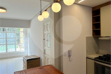 Apartamento com 69 metros todo reformado ao lado da Alameda Lucas em Atibaia.