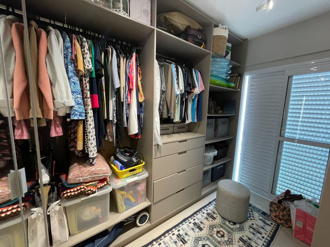 Apartamento 1 suíte com closet, 1 vaga demarcada, Embaré, Santos
