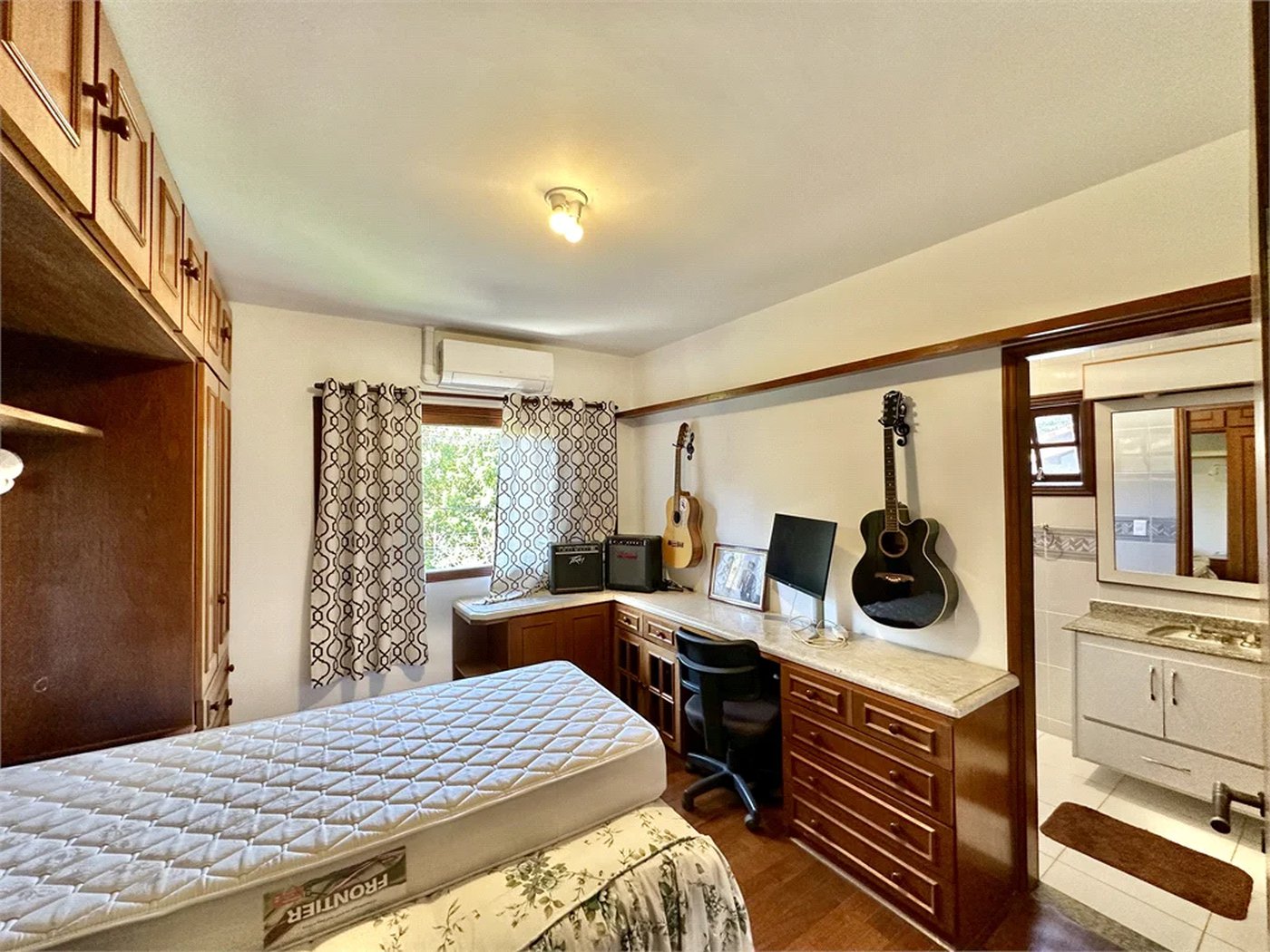 Casa à venda com 5 quartos, sendo 4 suítes, no condomínio Parque dos Príncipes, São Paulo - SP